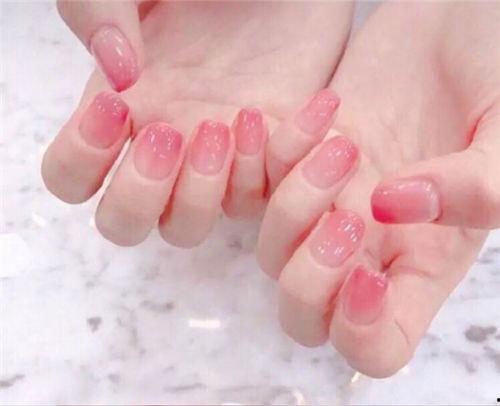 渐变色美甲图片大全,色彩斑斓，指尖艺术新风尚