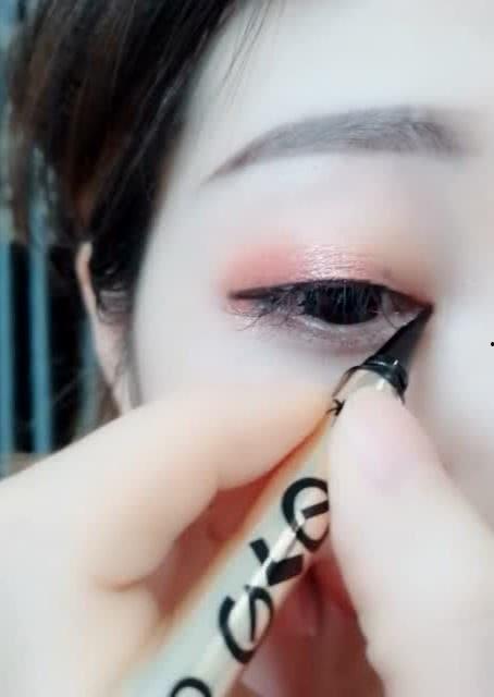 画眼线的视频,打造迷人电眼风采