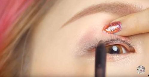 画眼线的视频,打造迷人电眼风采