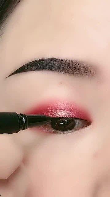 画眼线的视频,打造迷人电眼风采