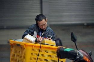 快递员工作视频,穿梭城市间的快递英雄