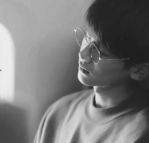 男人戴眼镜图片大全,男人戴眼镜图片大全赏析