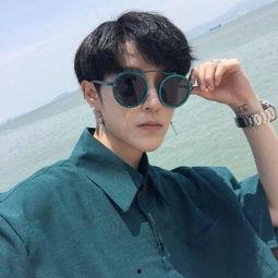 男人戴眼镜图片大全,男人戴眼镜图片大全赏析