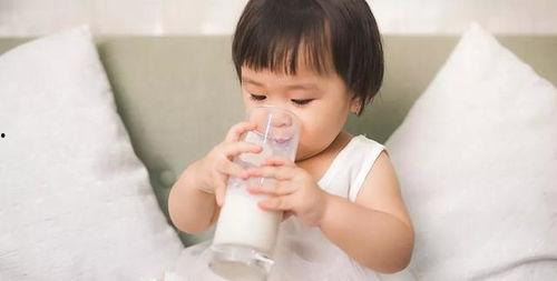 宝宝喝奶粉视频,温馨育儿日常记录